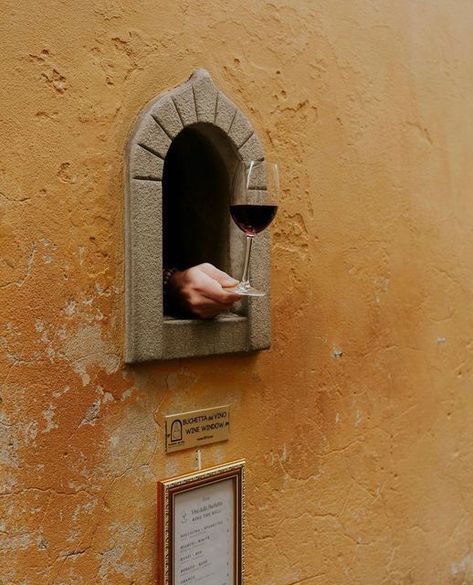 Le Monocle Voyageur . on Instagram: "Let’s grab a glass of wine in the traditional Florentine way!!🍷🇮🇹 Florence is famed for its charming hole-in-the-wall wine bistros all around the city. The wine windows are small arched openings placed on the facades of ancient buildings near the entrance door, through which the most important Florentine families sold wine in flasks. Tuscany's medieval 'wine windows' have reopened to serve wine, Aperol Spritz, gelato, and coffee in a tradition that dates b Florence Map, Wine Bistro, Italy Vibes, Italy Wine, Hotel Food, Wine Wall, Glam Chic, Italy Aesthetic, A Glass Of Wine