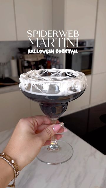 𝓛𝓲𝓿 ✨ on Instagram: "halloween drinks day 3: spiderweb martini 🕸️🕷️ honestly you can do this with any martini or other cocktail you like - the marshmallow web itself makes any drink spooky 🤍 #halloween #cocktail #martini #halloweencocktail #halloweendrink #cocktailrecipes #spiderweb #reelsinstagram" Spooky Themed Drinks, Cocktail For Halloween, Halloween Coctails Ideas, Halloween Theme Cocktails, Halloween Cocktail Ideas, Halloween Drinks Ideas, Halloween Espresso Martini, Cute Halloween Drinks, Halloween Martinis