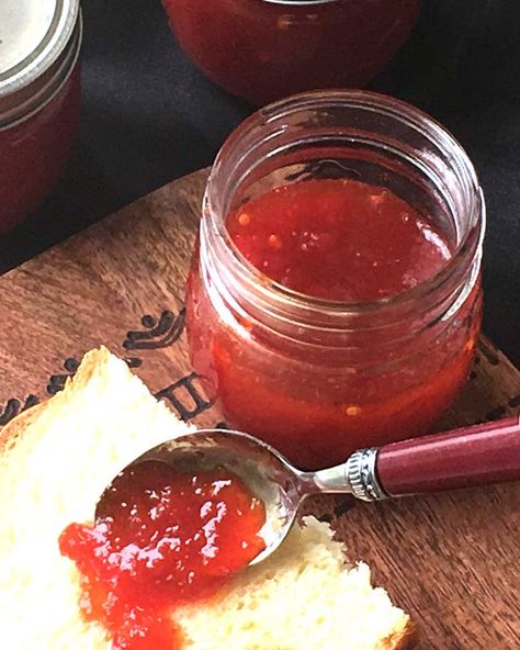 Chili Pepper Jelly Recipe, Sweet Red Pepper Jelly Recipe, Red Pepper Jelly Recipe, Red Pepper Jam, Pepper Jelly Recipe, Pepper Jelly Recipes, Red Pepper Jelly, Jelly Sweet, Hot Pepper Jelly