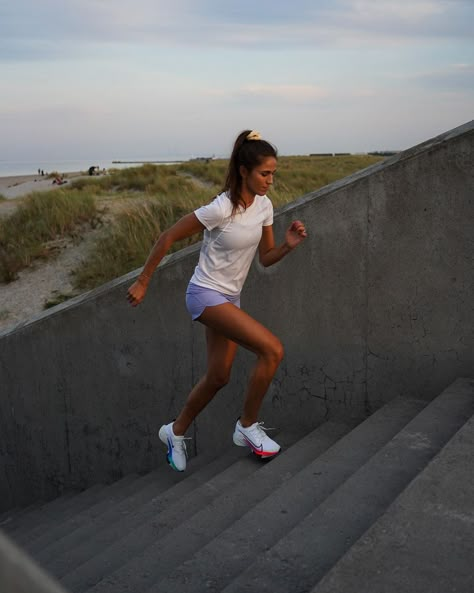 Running Inspiration Photos, Summer Running Aesthetic, Cute Running Outfits, Summer Running Outfit, Runners Legs, Cute Running Outfit, Tanned Legs, Run Outfit, Running Summer