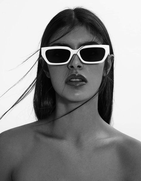 Sunglasses Editorial Fashion Photography, Glasses Model Photography, Photoshoot With Glasses, Sunglasses Photoshoot Photo Ideas, People Wearing Sunglasses, Sunglasses Photography Ideas, Solo Photo Poses, White Backdrop Photoshoot, Glasses Ads