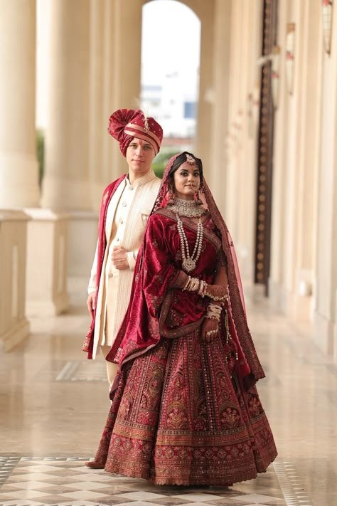 Rajwada Bridal Look, Royal Brides Indian, Royal Indian Bride Outfit, Bridal Lehenga Red Royal, Indian Bridal Lehenga Red, Lehenga Royal, Red Velvet Lehenga, Velvet Bridal Lehenga, Pose For Wedding