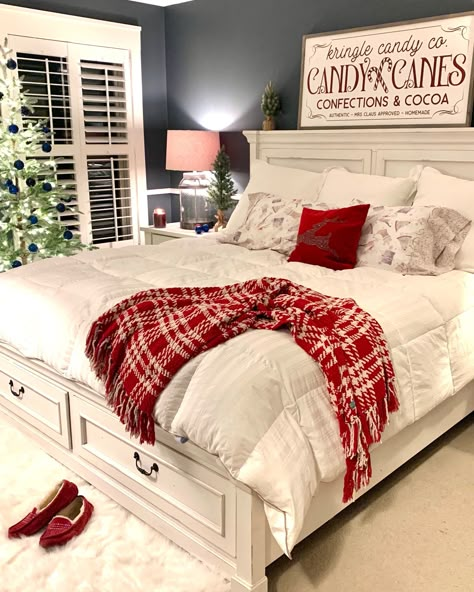 Cozy Christmas bedrooms are magical for your family or guests!! Idea Bilik Tidur, Christmas Bedrooms, Reka Bentuk Bilik Tidur, Christmas Bedroom Decor, Holiday Room Decor, Hiasan Bilik Tidur, Holiday Bedroom, Cozy Christmas Decor, Pillows And Blankets