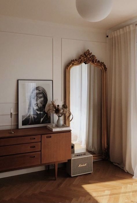 Gold Mirror In Living Room, Gold Mirror Living Room, Mirrors In Living Room Ideas, Mirror Behind Nightstand, Parisian Academia, Mirror In Living Room, Academia Interior, Divan Cama, Antique Gold Mirror