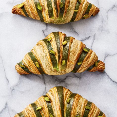 Pistachio Croissant Recipe, Pistachio Buns, Croissant Pistachio, Pistachio Croissant, Croissant Recipes, Nuts Recipes, Croissant Roll, Almond Pastry, Pistachio Recipes