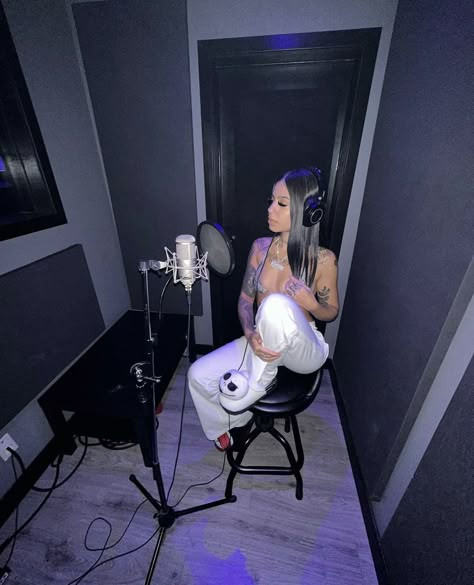 Music Studio Pics, Female Producer Aesthetic, R&b Singers Aesthetic, Rap Girl Aesthetic, Rappers In The Studio, In The Studio Aesthetic, Studio Session Music, Female Rapper Aesthetic, Studio Session Aesthetic