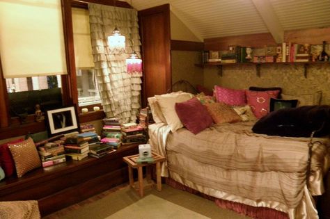 Aria Montgomery's bedroom from Pretty Little Liars Aria Montgomery Bedroom, Aria Montgomery Room, 2000s Bedroom, Pretty Little Liars Aria, Pll Style, Set Decoration, Bedroom Stuff, Aria Montgomery, Cozy Room