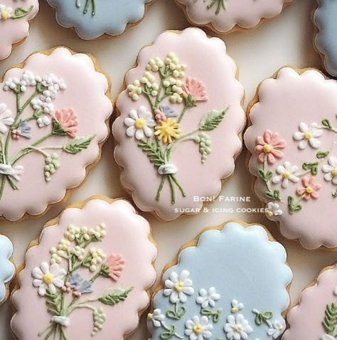 Cookies With Flowers, Biscuit Decoration, Flower Sugar Cookies, Royal Icing Flowers, Royal Iced Cookies, Sugar Cookie Royal Icing, Iced Sugar Cookies, Spring Cookies, Summer Cookies