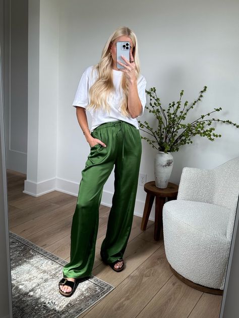 Silk Pants Work Outfit, Silk Pants Street Style, Stain Pants Outfit, Silk Pajama Pants Outfit, Silky Wide Leg Pants Outfit, Casual Silk Pants Outfit, Green Satin Trousers Outfit, Wide Silk Pants Outfit, Wide Satin Pants Outfit