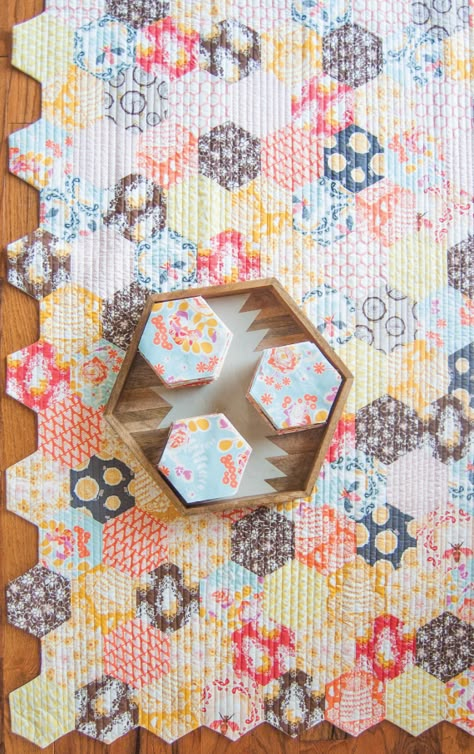 the honey pot quilt - free quilt pattern + kits available! Epp Table Topper, Modern Hexie Quilts, Hexagon Quilt Ideas, Hexie Quilts Patterns, Hexagon Quilt Pattern, Paper Piecing Tutorial, Hexagon Patchwork, Patch Aplique, Hexie Quilt