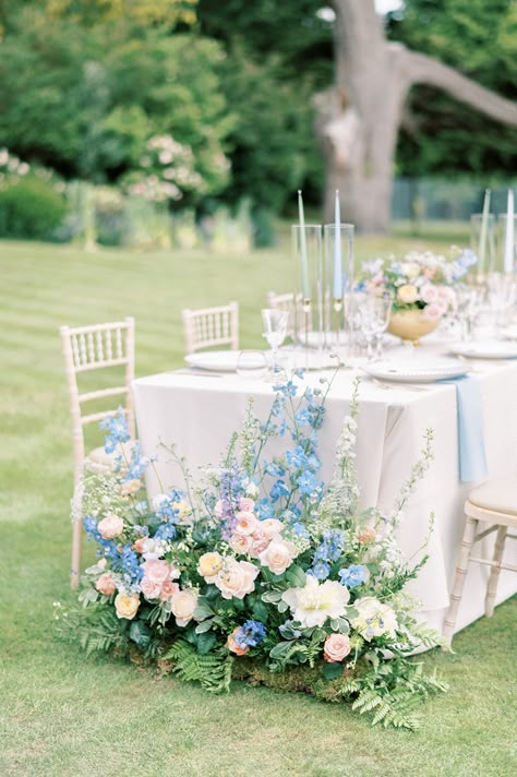 A Quintessentially English Country House Wedding In Oxfordshire ⋆ Ruffled Oxford Wedding, Garden Dinner, English Garden Wedding, Romantic Wedding Flowers, Oxfordshire England, Country Garden Weddings, Dinner Reception, Country House Wedding, Flower Meadow