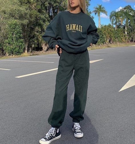 Summer Outfit Cargo Pants, Cargo Pants With Crewneck, Sweatpants And Crewneck Outfit, Cargo Pants Crewneck Outfit, Crewneck And Sweatpants Outfit, Sweatpants And Converse Outfits, Oversized Clothes Aesthetic, Aesthetic Sweatpants Outfit, Oversized Crewneck Outfit