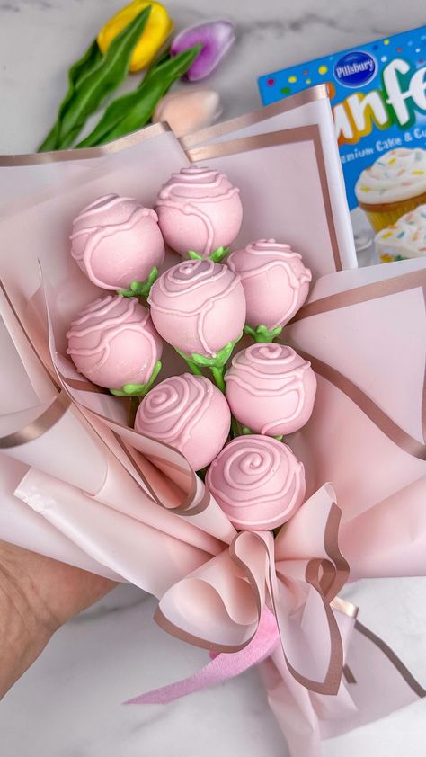 Maria Gomez | Simple rose cake pop bouquet from last year 💐 #cakepop #cakepops #baking #cakedecorating #cupcakes #mothersday #mothersdayideas… | Instagram Simple Cake Pops Ideas, Floral Cake Pops Pretty Flowers, Mother’s Day Cakepop Ideas, 18th Birthday Cake Pops, Valentine’s Cake Pops, Cake Pops To Sell, Cake Pops Business, Cakepop Bouquet Diy, Valentines Cakepops Ideas