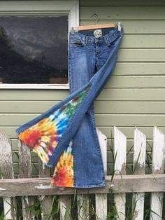 Hippie Costume Diy, Customized Jeans, Återvinna Jeans, Hippie Jeans, Diy Jeans, Eco Clothing, Diy Vetement, Estilo Hippie, Hippie Costume