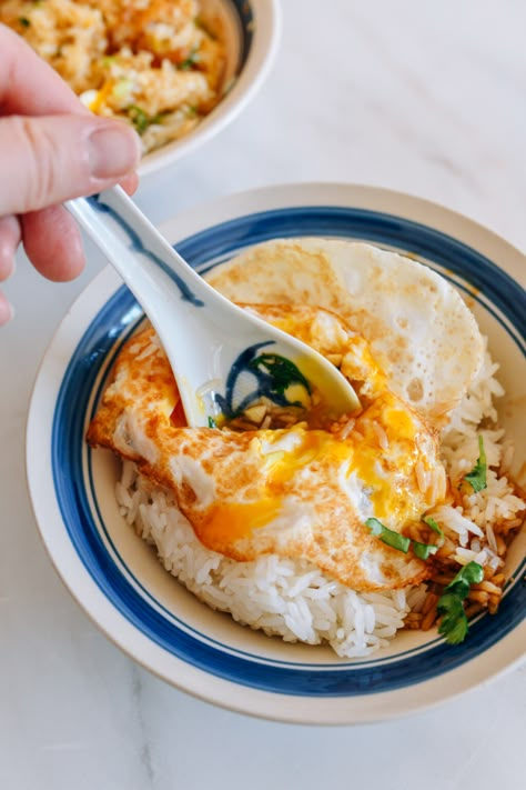 Chinese bàn fàn (拌饭) is a simple bowl of mixed rice similar to Korean bibimbap (albeit much simpler). It’s almost crazy how easy it is to put together, and it’s super satisfying and tasty. Source: thewoksoflife.com Vegetarian Rice Bowl, Chinese Vegetarian Recipes, Authentic Asian Dishes, Vegetarian Chinese Recipes, Korean Bibimbap, Mixed Rice, Hearty Snacks, College Food, Mapo Tofu