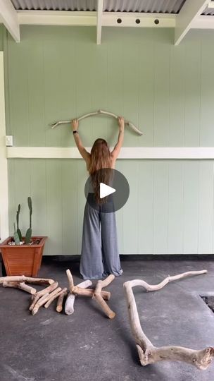 Driftwood Wall Art Diy, Driftwood Garden Ideas, Wood Stick Art, Driftwood Projects Unique, Driftwood Art Ideas, Diy Driftwood Decor, Drift Wood Wall Art, Driftwood Lamps, Driftwood Wall Decor