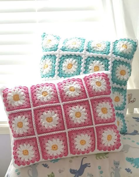 Agnes Gurumi: Daisy Granny Square Cushion Pillow Crocheted Pillows, Motifs Granny Square, Crochet Cushion Pattern, Pola Macrame, Beau Crochet, Crochet Pillow Cover, Crochet Cushion Cover, Crochet Cushion, Crochet Pillow Pattern