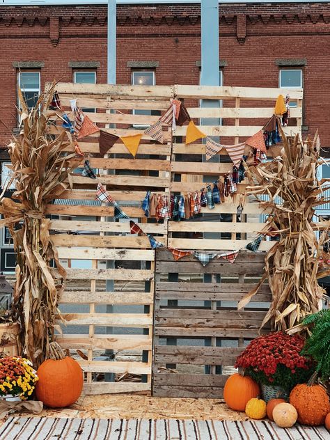 Fall Photo Board Ideas, Fall Festival Party Decorations, Fall Fest Carnival Games, Outside Fall Festival Decorations, Fall Festival Pallet Ideas, Fall Carnival Photo Booth, School Fall Carnival Decorations, Fall Festival Photo Booth Ideas Diy, Fall Festival Wallpaper