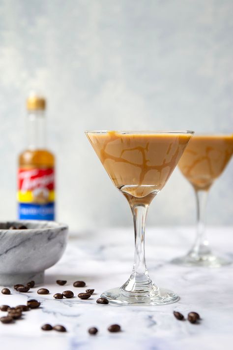 Made with only a handful of ingredients in five minutes, this festive salted caramel espresso martini is the perfect cocktail for any coffee-lover! Caramel Espresso Martini, Caramel Iced Coffee Recipe, Caramel Martini, Carmel Macchiato, Caramel Iced Coffee, The Best Iced Coffee, Giggle Juice, Salted Caramel Coffee, Caramel Vodka