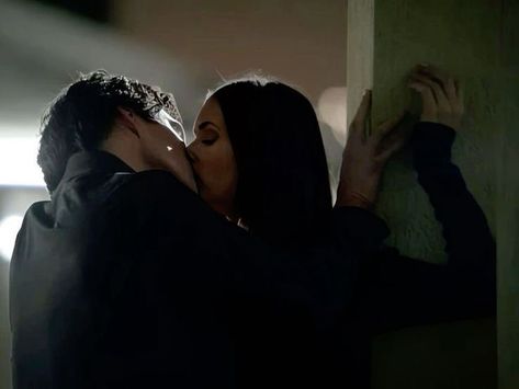 Make Outs Session Spicy, Delena Aesthetic, Damon And Elena Kiss, Best Kissing Scenes, Vampire Diaries Season 2, Ian E Nina, Romance Movie Scenes, Hugs And Kisses Couples, Romance Movies Best