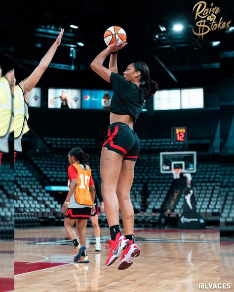 Women Playing Basketball, Womens Basketball Shorts Outfit, Woman’s Basketball, Basketball Women Aesthetic, Female Basketball Aesthetic, Basketball Practice Outfit Women, Basketball Training Aesthetic, Basketball Fits For Women, Basketball Training Outfit