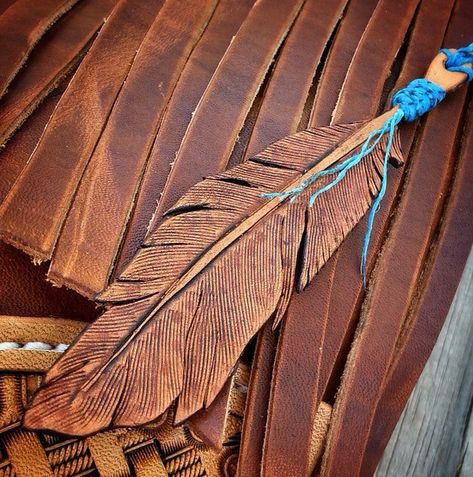 Tooled leather feather Leather Feathers Diy How To Make, How To Make Leather Feathers, Leather Work Ideas Projects, Leather Feathers Diy, Leatherworking Projects, Handmade Leather Work, Leather Feathers, Leather Working Patterns, Leather Tooling Patterns