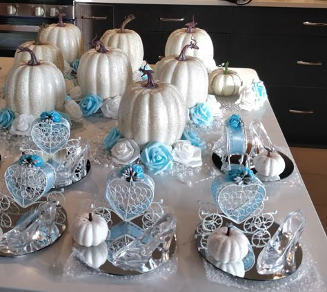 Cinderella Pumpkin Centerpiece Ideas, Cinderella Table Setting, Cinderella Wedding Decor, Cinderella Wedding Theme Decoration, Cinderella Quinceanera Themes Decoration, Cinderella Centerpiece Ideas, Fairytale Quince, Dyi Table, Sweet 16 Cinderella Theme