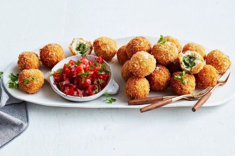 Crunchy Garlic Chicken Kyiv Balls Quick Tomato Sauce Recipe, Chicken Mince Recipes, Quick Tomato Sauce, Celebration Recipes, Picknick Snacks, Arancini Recipe, Breadcrumb Topping, Food Entrees, Chicken Mince