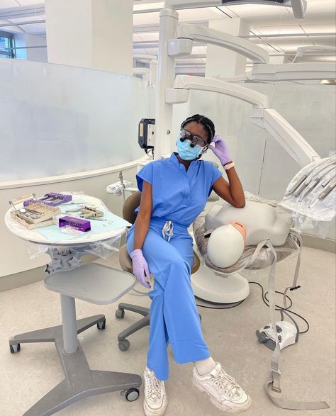 Black Dentist Aesthetic, Black Orthodontist Aesthetic, Dentist Girl Aesthetic, Orthodontist Aesthetic Job, Dental Lifestyle, Dental Hygiene School Aesthetic, Dentist Woman Aesthetic, Black Dental Hygienist Aesthetic, Dentist School Aesthetic