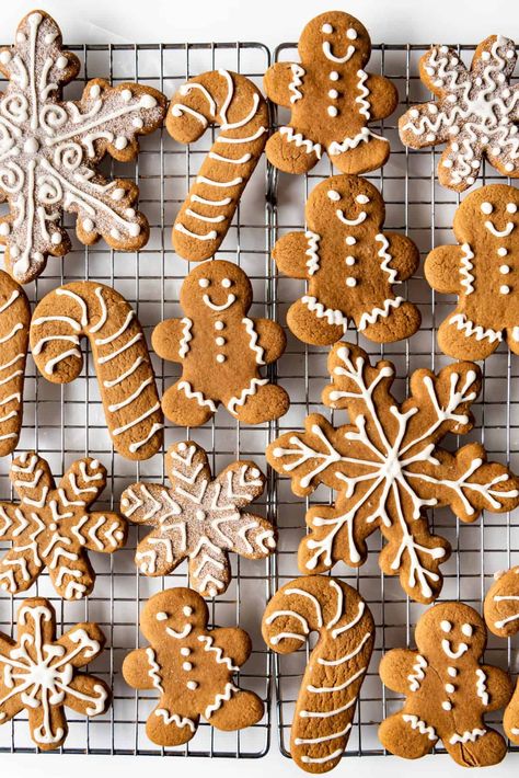 Gingerbread Cookies Decorated Ideas, Xmas Cookies Decorated, Chewy Gingerbread Men, Jul Kaka, Gingerbread Men Cookies, Gingerbread Cookies Decorated, Cute Christmas Cookies, Ginger Bread Cookies Recipe, Gingerbread Man Cookies