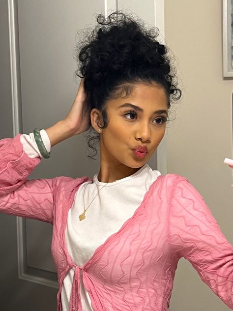 Outfits With Brown Foam Runners, Cute Curly Hair Buns, Curly Bun Styles, Cute Messy Bun Curly Hair, Baddie Messy Bun, Curly Hairstyles Messy Buns, Curly Bun Black Women, Bun Hairstyles For Curly Hair, Cute Baddie Hairstyles Curly