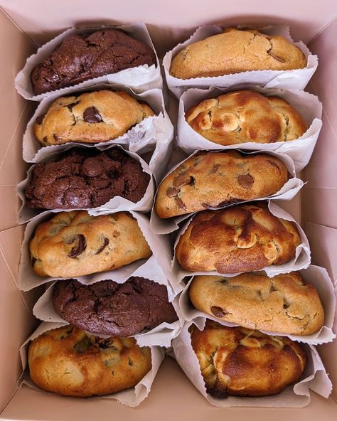 Gift Baking Ideas, Creme London, Bakery Food Ideas, Baked Goods Gift, Box Of Cookies, Box Cookies, Bakery Sweets, Cookie Bakery, Competition Time