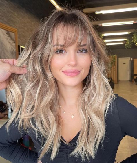 Wispy Bangs to Make Your Forehead Smaller Blonde Hair Front Bangs, Dark Blonde Balayage With Bangs, Balayage With Bangs, Haircuts For Big Foreheads, Hair Big Forehead, Beige Blonde Balayage, Haircut For Big Forehead, Front Bangs, Asymmetrical Haircut