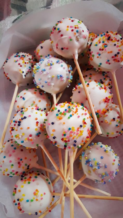 Cake Pops Pictures, Birthday Snack Food, Preppy Cake Pops, Cake Pops Aesthetic, Birthday Snacks Ideas, Birthday Sweets Ideas, Pretty Food Desserts, Birthday Snack Ideas, Cute Things To Bake