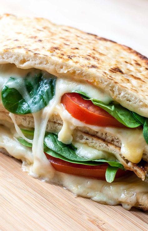 Pita Pocket Recipes Lunches, Pitta Recipes, Cheese Pita, Tomato Grilled Cheese, Pita Pocket Recipes, Pita Recipe, Pita Recipes, Pan Pita, Pita Sandwiches