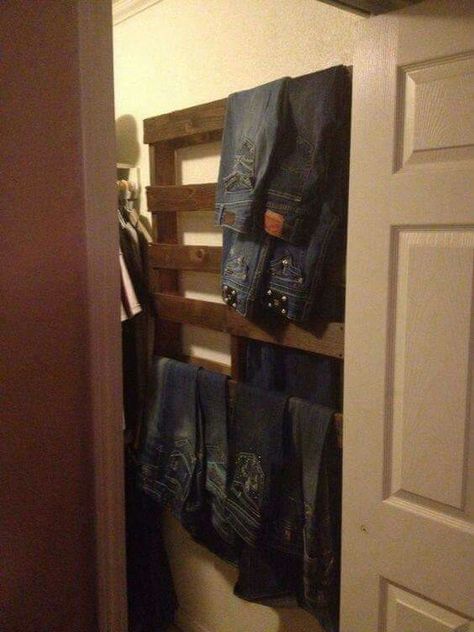 Pallet to hang jeans, scarves, etc. Ideas Para Organizar Ropa, Ikea Deco, Wood Hanger, Master Closet, Closet Space, Pallet Ideas, Closet Bedroom, Closet Ideas, Closet Storage