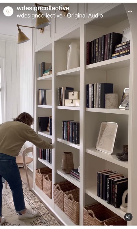 Hall Bookshelf Ideas, Bookshelf Living Room, Boho Modern Farmhouse, Beautiful Office Spaces, Elegant Home Office, Snug Room, White Bookshelves, Beautiful Office, Piano Room