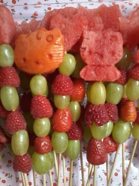 Picnic Food Ideas Mexican, Hello Kitty Fruit Platter, Hello Kitty Hawaii Birthday, Hello Kitty Birthday Food Ideas, Hawaiian Hello Kitty Birthday, Hello Kitty Party Food, Sanrio Graduation, Hello Kitty Pool Party, Hello Kitty Picnic