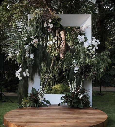 Outdoor Photobooth Ideas, Wedding Altars Outdoor, Pelamin Garden, Bali Wedding Ideas, Nature Altar, Outdoor Altar, Unique Event Decor, Outdoor Tent Wedding, Reception Stage Decor