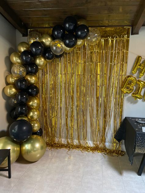 Black And Gold Simple Party Decorations, Black Gold Balloons Decoration, Black And Gold 25th Birthday Party Ideas, Black And Gold Party Decorations Classy, Black And Gold Backdrop Ideas, Black And Gold Birthday Party Ideas, Black And Gold Backdrop, Gold Balloons Decorations, Graduation Party Backdrops