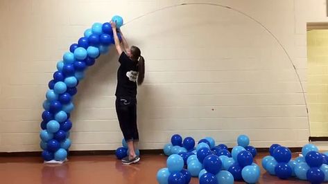 Spiral Balloon Arch Tutorial Without Helium - video dailymotion Spiral Balloon Arch, Balloon Arch Tutorial, Balloon Flower Decorations, Balloon Baby Shower Centerpieces, Diy Balloon Arch, Balloon Arch Diy, Mickey Mouse Balloons, How To Make Balloon, Balloon Garland Diy