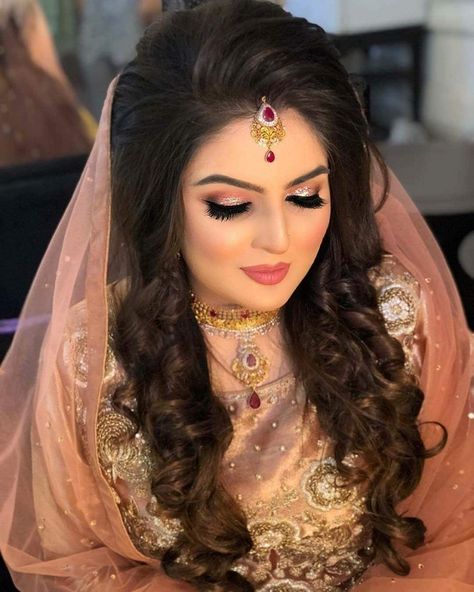 Bridal Makeup For Brown Eyes, Soft Bridal Makeup, Hairstyles For Indian Wedding, Nomi Ansari, Asian Bridal Makeup, Pakistani Bridal Makeup, Bridal Makeup Images, Engagement Hairstyles, Engagement Makeup