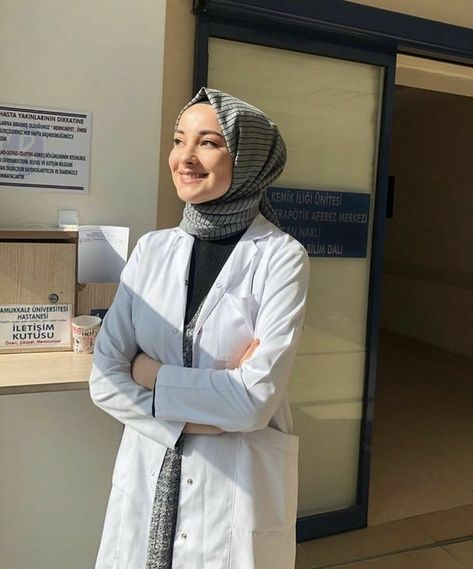 Hijabi Doctor Outfit, Hijabi Doctor, Doctor Girl, Professional Profile Pictures, Urdu Status, Aesthetic Status, Medical Scrubs Outfit, Kedokteran Gigi, Medical Student Motivation