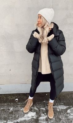 Cozy winter Outfit ideas #winteroutfit #winteroutfits #winteroutfitinspo #winterfashion #SignatureStyle #FashionIndividuality #UniqueLooks #PersonalFashion 2023 Cold Winter Outfits, Winter Outfits With Short Hair, Winter Jackets Women 2023, Puffer Parka Outfit, Vail Winter Outfits, Casual Snow Outfits For Women, Leavenworth Washington Winter Outfits, Parka Outfit Woman, Womens Winter Boots Outfits