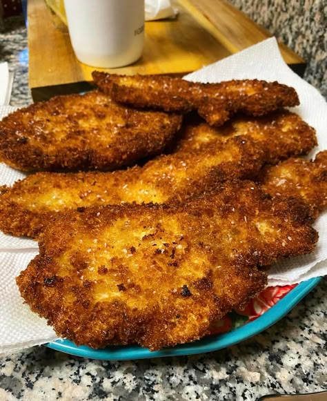 Crispy Chicken Cutlets - Easy DIY Recipes Homemade Chicken Cutlets, Crispy Parmesan Chicken Cutlets, Easy Baked Chicken Cutlets, Leftover Breaded Chicken, Sides For Chicken Cutlets, Cutlets Recipes Chicken, Chicken Cutlet Side Dishes, Fried Chicken Cutlet Recipes Easy, Best Chicken Cutlet Recipe