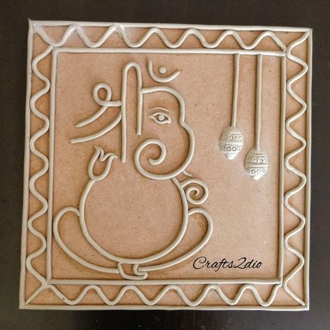 Lippan Art Ganesha Square, Lippan Art Border Design, Ganpati Lippan Art, Artistic Ganesha, Lippan Art Ganesha, Lippan Kaam, Lippon Art, Mud Art, Painted Mirror Art