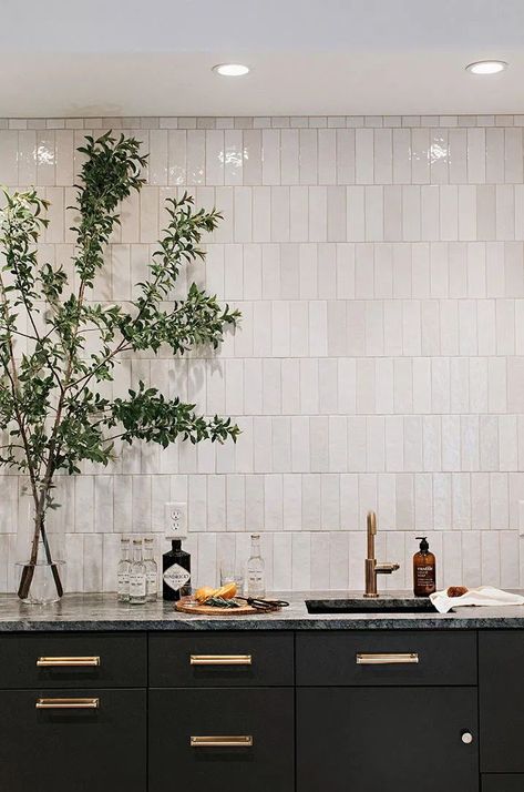 Modern Bar Backsplash Ideas, Linear Backsplash Kitchen, Soapstone Countertops Black Cabinets, Textured Tile Backsplash Kitchen, Pretty Backsplash Kitchen, Tile Wall In Kitchen, Vertical Subway Kitchen Backsplash, Tile With Dark Cabinets, Backsplash Wall Kitchen