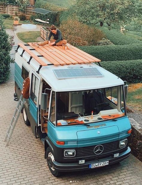 After a few sleepless nights figuring out the design and researching materials available in our area, we went and grabbed the parts and cracked into it. Here’s how to build a cheap roof rack / roof deck that will fit any vehicle with rain gutters. No welding required! Combi Hippie, Mercedes Camper Van, Mercedes Camper, Kombi Motorhome, Old Mercedes, Kombi Home, Combi Volkswagen, Campervan Life, Build A Camper Van