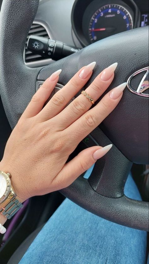 White Short Pointy Nails, Round Stilleto Nails Short, Pearl Stilleto Nails, Stellitoes Nails Simple, Pearl Stiletto Nails, Simple Nails Stiletto, Almond Baby Boomer Nails, Short Stilleto Nails Design, Baby Boomer Nails Almond