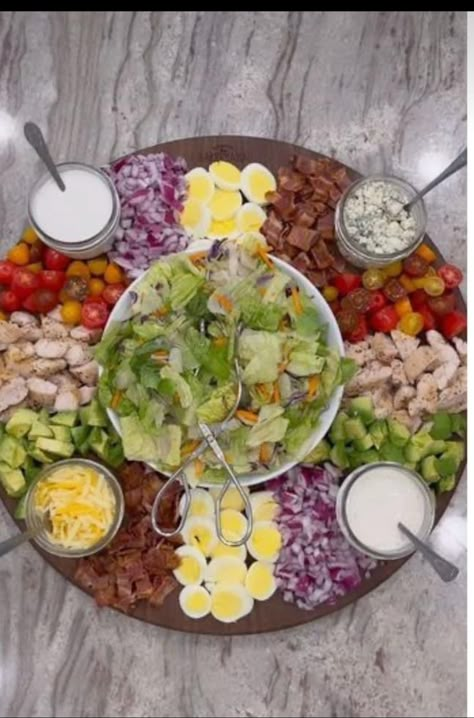 Budget Salad, Salad Board, Salad Buffet, Walnut Board, Charcuterie Board Ideas, Charcuterie Inspiration, Charcuterie Recipes, Dinner Party Recipes, Veggie Tray